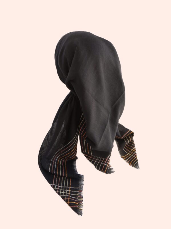 דגם אריג שחור- סיומת פסים